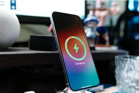 芙蓉苹果15换屏服务分享用什么充电器给iPhone15充电更好 